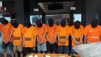 Polisi meringkus pelaku tawuran pelajar di Bekasi. (Bam Sinulingga/Liputan6.com)