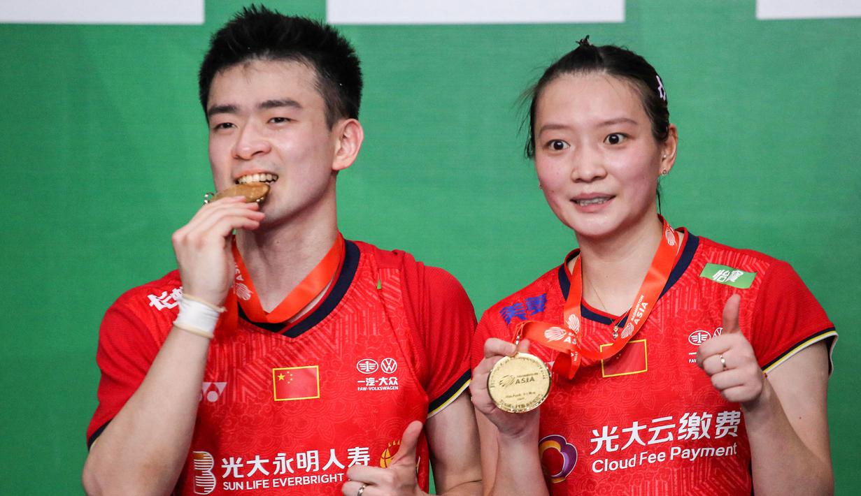 Pada bulan berikutnya, Zheng/Huang mengikuti Kejuaraan Asia 2022 yang berlangsung di Manila, Filipina. Tampil ganas sejak awal, mereka kali ini berhasil mengalahkan rekan senegaranya, Wang Yi Lyu/Huang Dong Ping di partai final dengan skor 21-17 dan 21-8. (AFP/Jam Sta Rosa)