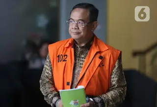 Sudewo ditangkap dalam sebuah Operasi Tangkap Tangan (OTT) yang dilakukan KPK di Pati, Jawa Tengah, pada Senin 19 Januari 2026. Tampak dalam foto, Bupati Pati nonaktif, Sudewo, berjalan menuju mobil tahanan usai menjalani pemeriksaan di Gedung Merah Putih Komisi Pemberantasan Korupsi (KPK), Jakarta, Kamis (12/2/2026). (Liputan6.com/Helmi Fithriansyah)