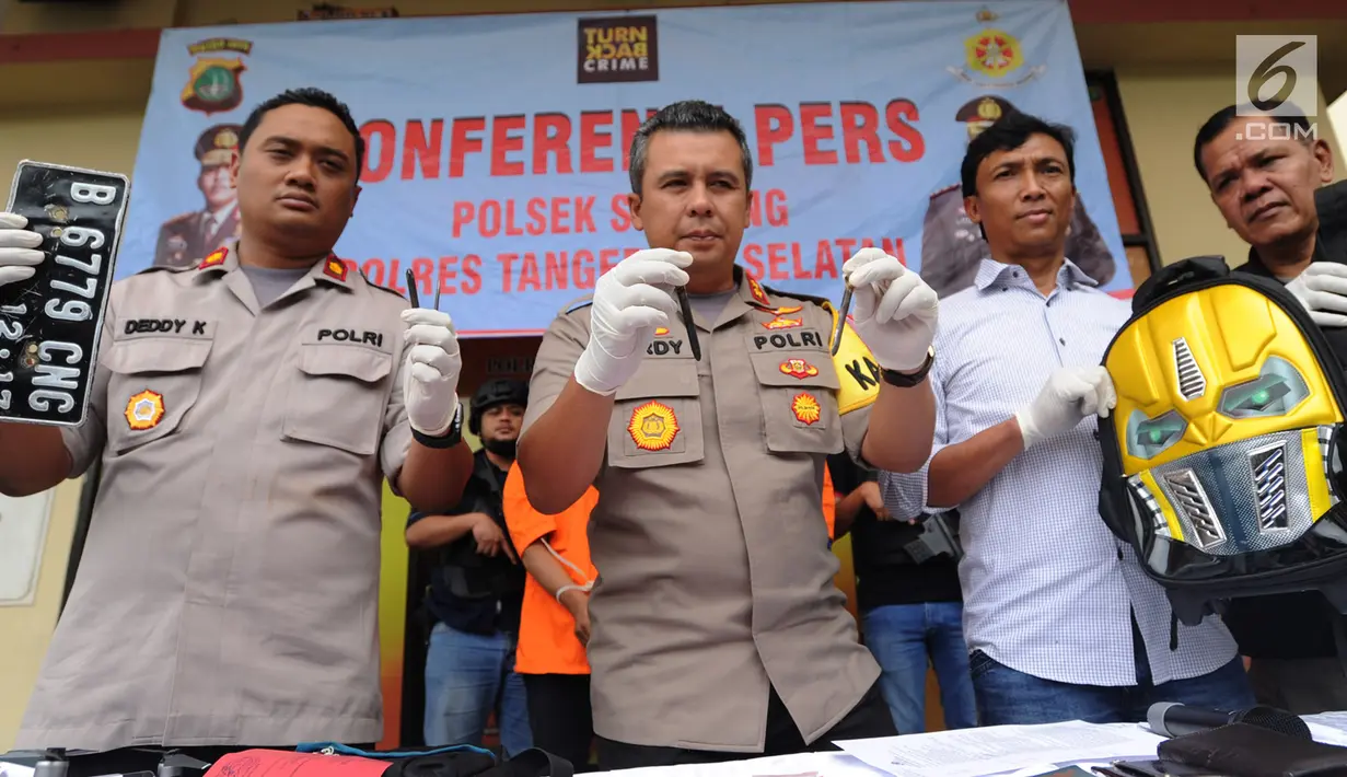 Kapolres Tangerang Selatan AKBP Ferdy Irawan didampingi Kapolsek Serpong Kompol Deddy menunjukkan barang bukti  saat rilis pengungkapan pencurian dengan pemberatan di Mapolsek Serpong, Tangsel (19/09).(merdeka.com/ Arie Basuki)