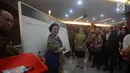 Presiden kelima RI Megawati Soekarnoputri bersiap membubuhkan tanda tangan saat acara seminar Memory of The World di Gedung LIPI, Jakarta, Selasa (17/4). (Merdeka.com/Imam Buhori)