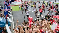 Pecco Bagnaia merayakan sukses di MotoGP Belanda di Sirkuit Assen bersama fans. (Marco BERTORELLO / AFP)