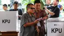 Pemilih disabilitas dibantu pendamping memasukkan surat suara yang telah dicoblos saat mengikuti simulasi Pemilu 2019 di Taman Suropati, Jakarta, Rabu (10/4). Simulasi dilakukan untuk meminimalisir kesalahan dan kekurangan saat pencoblosan pemilu pada 17 April nanti. (Liputan6.com/Johan Tallo)
