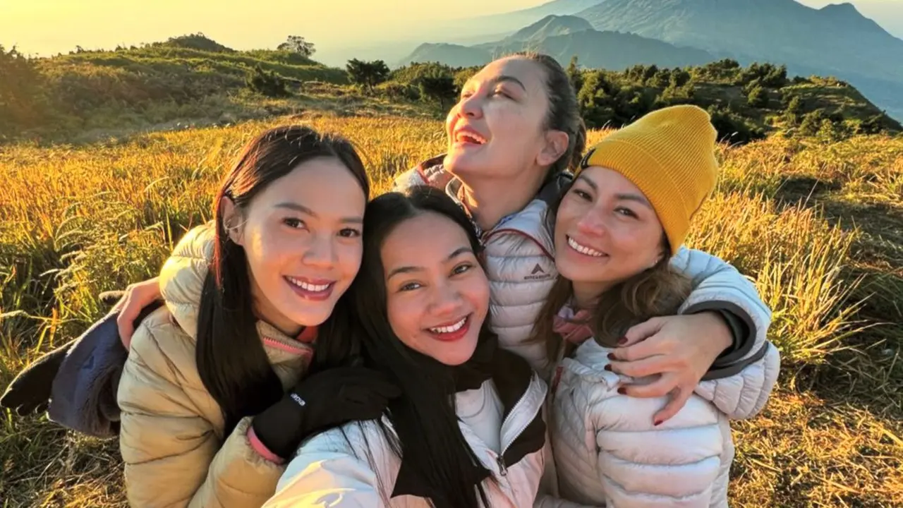 Yura Yunita, Marianne Rumantir, Luna Maya, dan Della Dartyan di Gunung Prau (Instagram/@yurayunita)