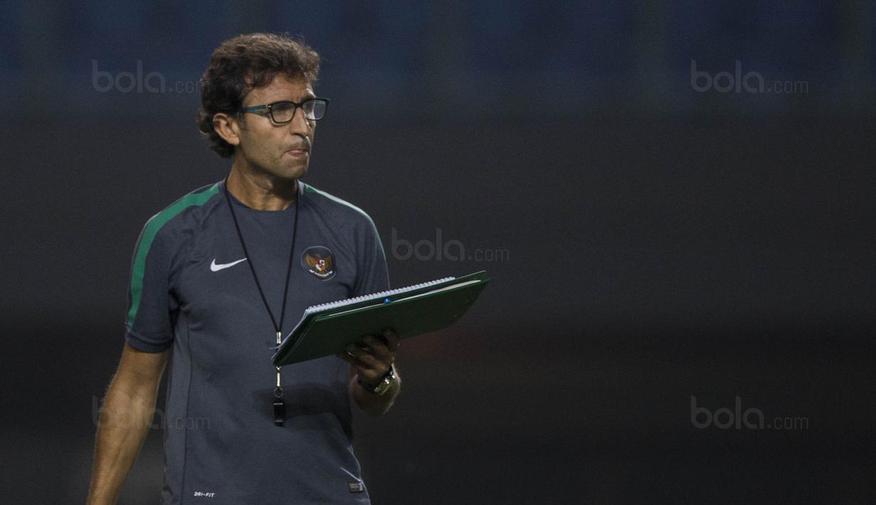 Pelatih Timnas Indonesia, Luis Milla, memberikan instruksi saat latihan di Stadion Patriot, Bekasi, Senin (2/10/2017). Latihan ini merupakan persiapan jelang laga persahabatan melawan Kamboja. (Bola.com/Vitalis Yogi Trisna)
