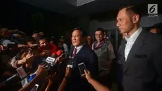 Ketum Partai Gerindra Prabowo Subianto (kiri) dan Agus Harimurti Yudhoyono (AHY) memberi keterangan usai menjenguk Ketum Partai Demokrat Susilo Bambang Yudhoyono (SBY) di RSPAD, Jakarta, Rabu (18/7). SBY dirawat karena kelelahan. (Merdeka.com/Imam Buhori)