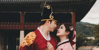 Brisia Jodie dan Jonathan Alden melakukan foto romantis dengan mengenakan baju tradisional Korea Selatan. Tampak keduanya sedang berada di negara asal K-pop tersebut. [@brisiajodie96]