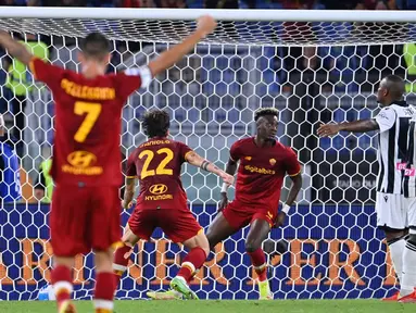 Pemain AS Roma Tammy Abraham (tengah) melakukan selebrasi usai mencetak gol ke gawang Udinese pada pertandingan Serie A Liga Italia di Olympic Stadium, Roma, Italia, 23 September 2021. AS Roma menang 1-0. (Alberto PIZZOLI/AFP)