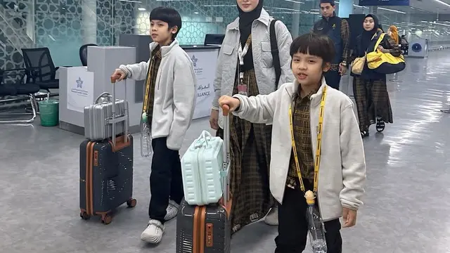 Tampilan Donita saat Umrah Bersama Keluarga di Awal 2025. [@donitabhubiy]