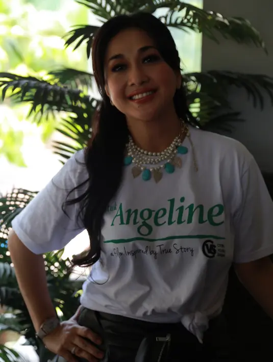 Kembali duet dengan pacar Hans De Kraker, Paramitha Rusady masih tidak mau berbicara tentang kehidupan pribadinya. Ia hanya mau berbicara mengenai seputar film yang dalam proses syuting. (Galih W. Satria/Bintang.com)