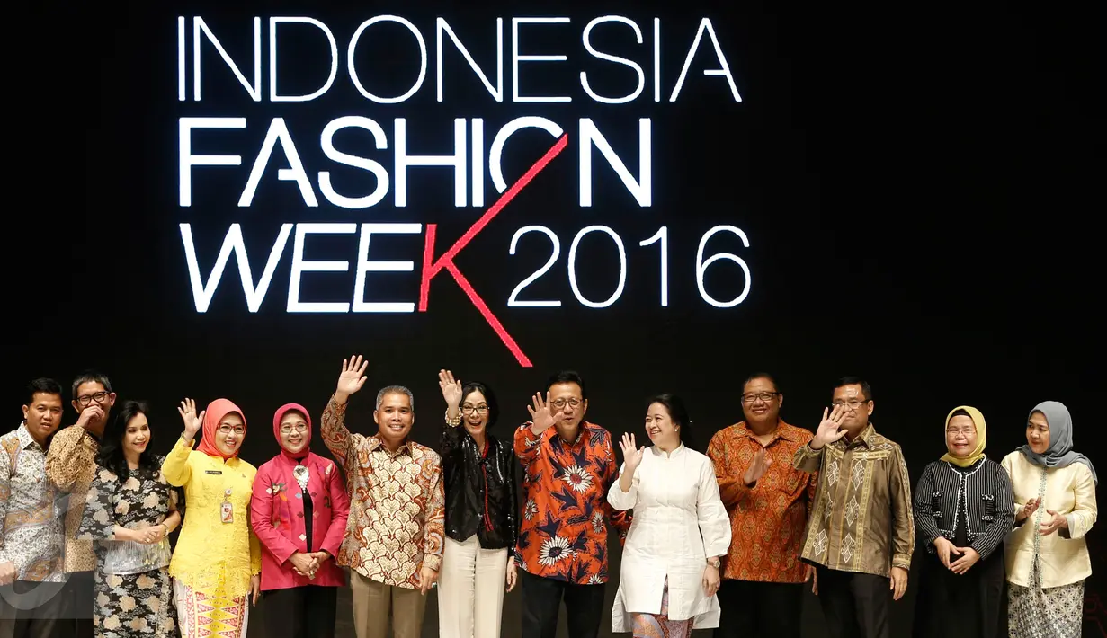 Menteri PMK Puan Maharani, Ketua DPD Irman Gusman, Menteri Koperasi dan UKM, Anak Agung Gede Ngurah Puspayoga serta Presiden IFW 2016 Poppy Dharsono pada pembukaan Indonesia Fashion Week (IFW) 2016 di JCC Senayan, Kamis (10/3).(Liputan6.com/Faizal Fanani)