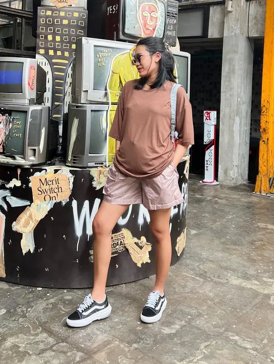 <p>Kali ini sang bumil tampil kasual dengan mengenakan kaos dan celana pendek. (Foto: Instagram/ alikaislamadina)</p>