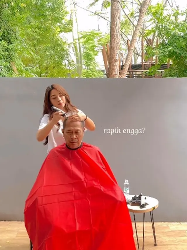 Bikin Haru, Ini 7 Momen Dinda Kirana Cukur Rambut Ayah yang Alami Stroke
