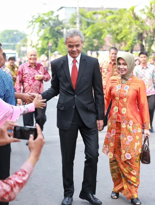 Gubernur Jawa Tengah, Ganjar Pranowo beserta istri, Siti Atiqah terlihat hadir di Gedung Graha Sabha Buana Solo menghadiri pernikahan Kahiyang Ayu dan Bobby Nasution. (Adrian Putra/Bintang.com)