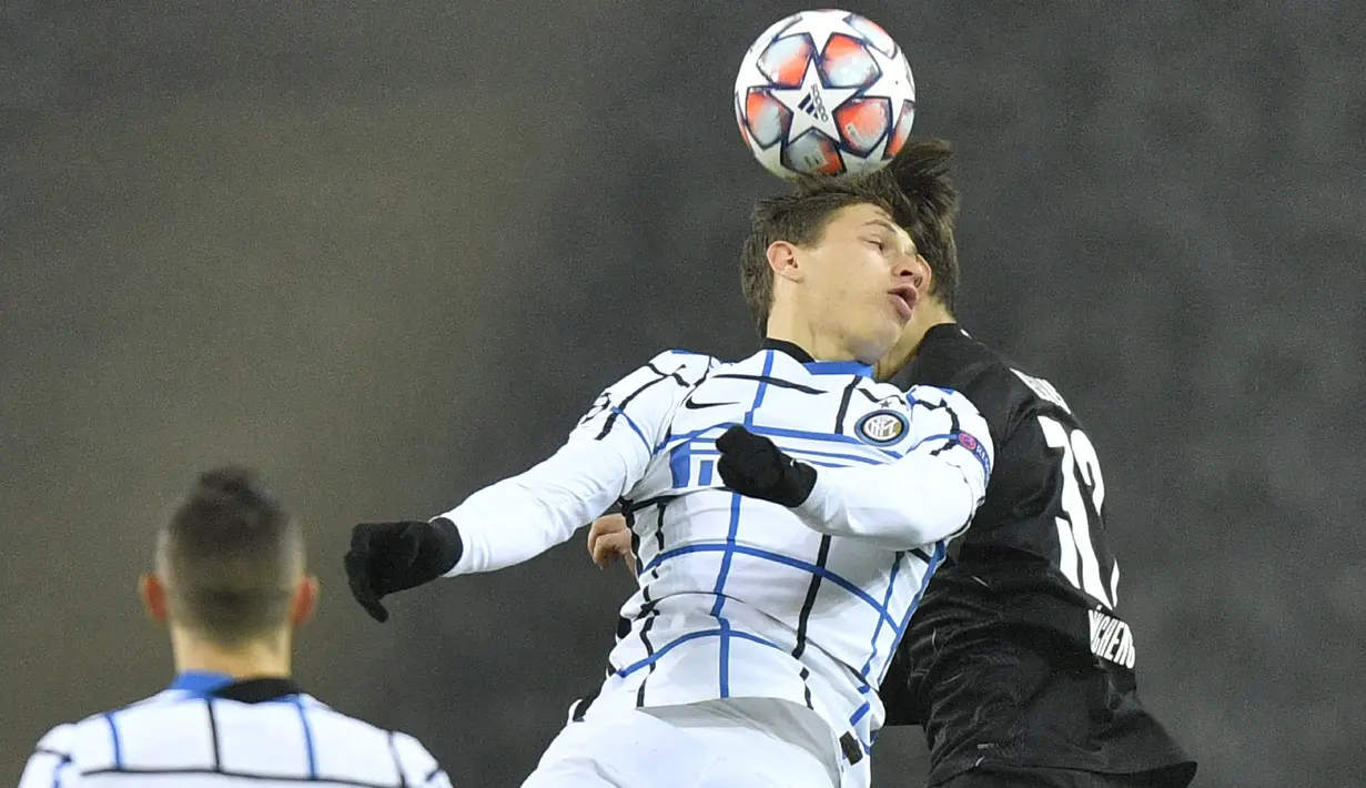 Gelandang Inter Milan, Nicolo Barella dan gelandang Borussia Monchengladbach, Florian Neuhaus melompat saat berebut bola pada matchday 5 Grup B Liga Champions 2020/21 di Stadion Borussia Park, Rabu (2/12/2020) dini hari WIB. Inter Milan memetik kemenangan 3-2 atas Gladbach (AP Photo/Martin Meissner)
