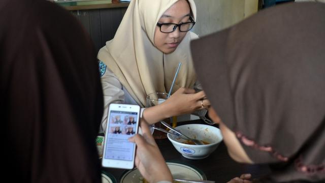 Lewat gawai, hoax kerap meruap. (Liputan6.com/Muhamad Ridlo)