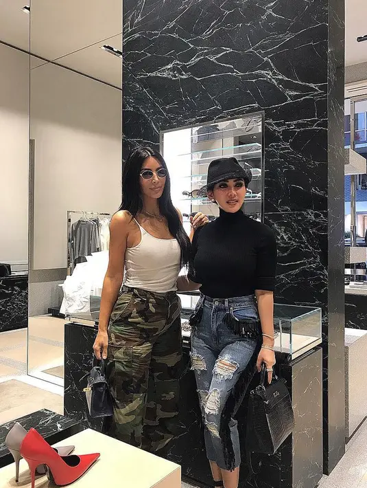 Postingan foto Syahrini ini sukses membuat publik heboh. Lantaran Syahrini berpose bersama Kim Kardashian. (Foto: instagram.com/princessyahrini)