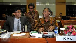 Wakil Ketua KPK Laode M Syarif (kiri) dan Ketua KPK Agus Raharjo berbincang sebelum mengikuti rapat dengar pendapat (RDP) dengan Komisi III di Kompleks Parlemen, Jakarta, Rabu (27/1/2016). Rapat terkait legislasi dan pengawasan. (Liputan6/Johan Tallo)