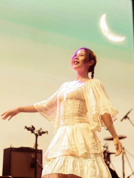 Penampilan Nadin Amizah saat berada di atas panggung juga tak lepas dari perhatian. Dirinya bahkan kerap tampil dengan dress vintage berwarna putih bak pakaian Eropa abad pertangahan yang telah disesuaikan dengan gaya modern. (Liputan6.com/IG/@cakecaine)