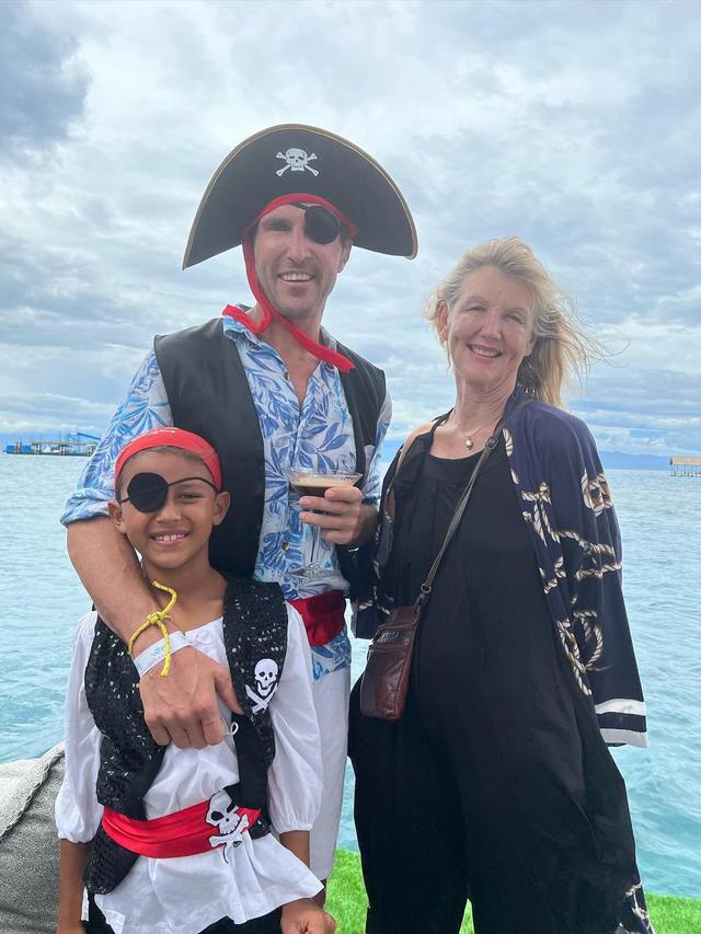 Tampil Pakai Baju Pelaut, Ini 7 Potret Indah Kalalo di Ulang Tahun Suami