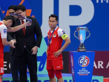 Ekspresi kecewa pemain Timnas Futsal Indonesia, Mochammad Iqbal saat penyerahan medali setelah laga final Piala Asia Futsal 2026 melawan Iran dalam laga yang berlangsung di Indonesia Arena, Senayan, Jakarta, Sabtu (07/02/2026). (Bola.com/Bagaskara Lazuardi)
