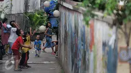 Keceriaan para bocah saat bermain bola di gang kecil kawasan Benhil, Jakarta, Rabu (10/6/2015). Anak-anak ini memanfaatkan gang kecil untuk bermain bola dikarenakan kurangnya sarana bermain khususnya lapangan bola di Jakarta. (Liputan6.com/Johan Tallo)
