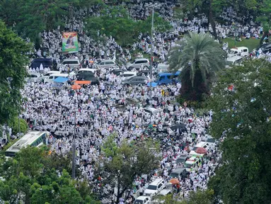 Massa aksi damai 2 Desember bersiap melaksanakan ibadah salat Jumat di luar Balai Kota DKI Jakarta, Jumat (2/12). Para peserta doa bersama tetap melaksanakan ibadah Shalat Jumat meskipun kondisi cuaca hujan. (Liputan6.com/Gempur M Surya)