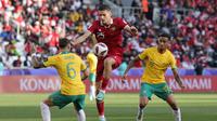 Pemain depan Australia #06 Martin Boyle berebut bola dengan pemain bertahan Indonesia #25 Justin Hubner sementara gelandang Australia #17 Keanu Baccus menonton selama pertandingan sepak bola Piala Asia AFC Qatar 2023 antara Australia dan Indonesia di Stadion Jassim bin Hamad di Doha pada 28 Januari 2024. (Giuseppe CACACE / AFP)