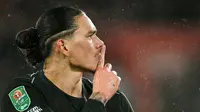 Pemain Liverpool, Darwin Nunez menempelkan jarinya ke bibir saat merayakan golnya ke gawang Southampton pada laga perempat final Carabao Cup 2024/2025 yang berlangsung di St Mary's Stadium, Southampton, Inggris, Kamis (19/12/2024) WIB. (AFP/Justin Tallis)
