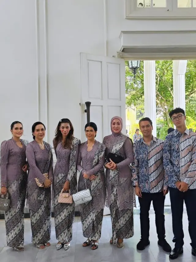 Kompak Mengenakan Baju Seragam