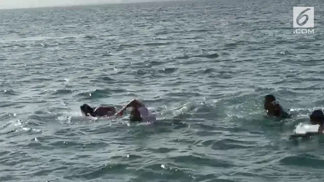Wakil Gubernur DKI Sandiaga Uno berenang sekitar 100 meter untuk bisa sampai di Pulau Bidadari, Kepulauan Seribu.