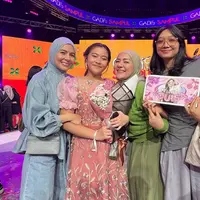 Dress tersebut dipadukan flat shoes warna pink senada dengan dressnya. Rambutnya diikat ke belakang dengan model depan belah dua. Wajahnya dipoles blush on pink senada dengan lipstik mattenya. [@meisya__siregar]