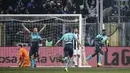 Pemain Atalanta, Duvan Zapata berselebrasi setelah mencetak gol ke gawang Juventus pada laga ke-18 Serie A di Stadion Atleti Azzurri, Bergamo, Rabu (26/12). Juventus ditahan imbang 2-2 oleh tuan rumah Atalanta. (Marco BERTORELLO / AFP)