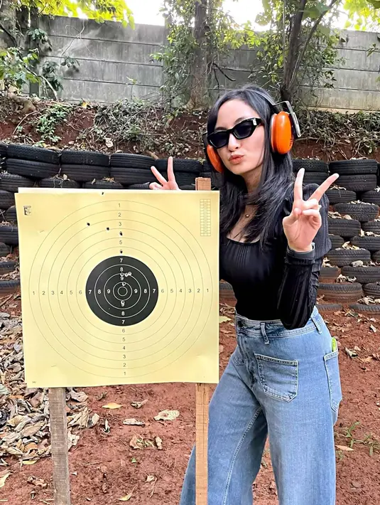 Olahraga menembak memang menjadi salah satu olahraga yang banyak disukai para selebriti. Olahraga yang dapat meredakan stress ini melatih diri agar bisa menembak secara tepat sasaran. Dalam sebuah sesi latihan, Valerie pun memperlihatkan hasil dari tembakannya yang dapat menembus lubang yang hampir berada di tengah. (Liputan6.com/IG/@valtifanka)