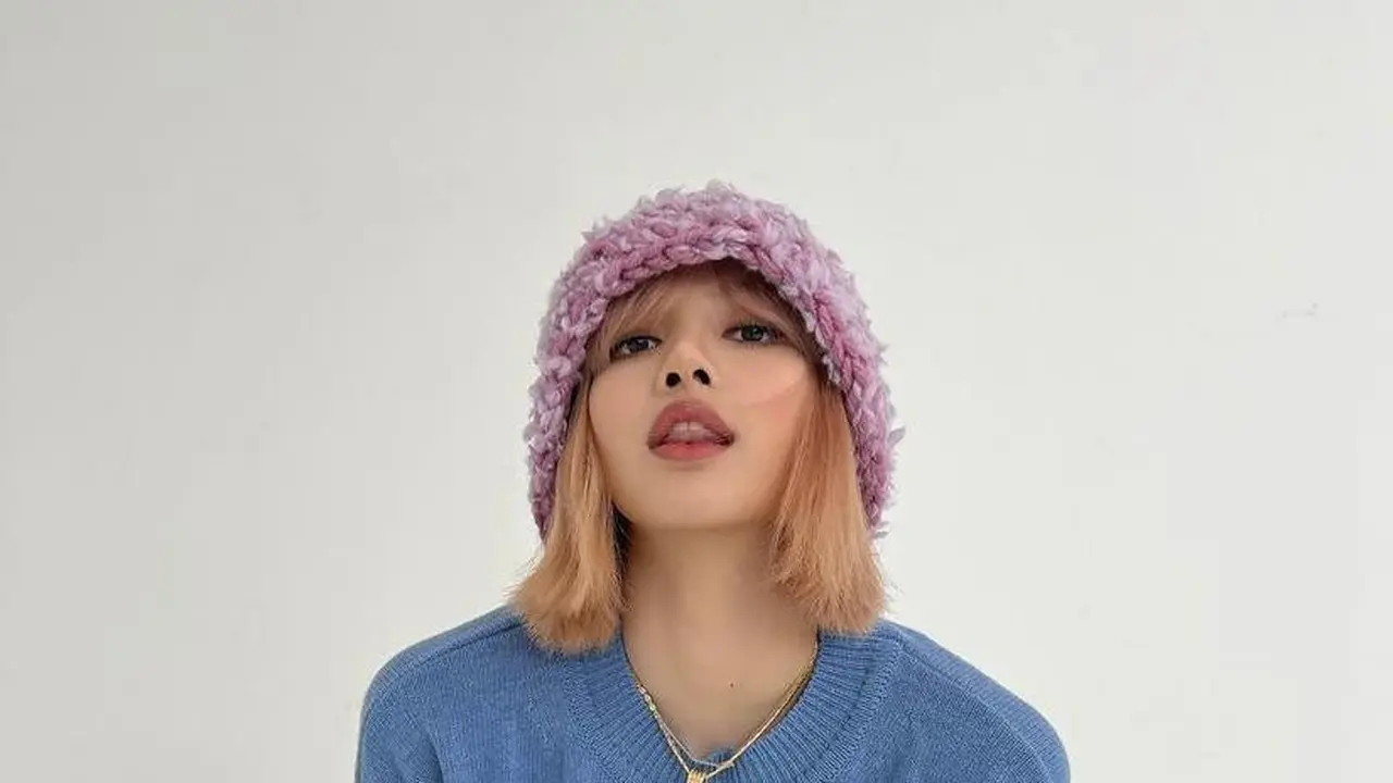Gaya Imut Lisa BLACKPINK Pakai Sweater Brand Kakak Jungkook BTS, Langsung Ludes Terjual