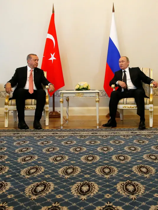Presiden Rusia Vladimir Putin berbincang dengan Presiden Turki Tayyip Erdogan saat menggelar pertemuan di St. Petersburg, Rusia, Selasa (9/8). Ini merupakan kunjungan luar negeri pertama Erdogan sejak kudeta bulan lalu. (REUTERS/Sergei Karpukhin)