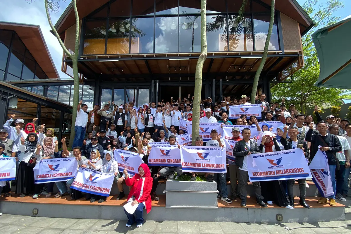 Ratusan kader partai Perindo, mengalihkan dukungan kepada Paslon nomor dua Santri pada Pilkada Garut 2024, setelah sebelumnya mendukung Paslon nomor urut satu Someah. (Liputan6.com/Jayadi Supriadin)
