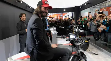 Keanu Reeves berada di atas motor baru Arch 1s selama pameran EICMA Moto Milano 2017 di Milan, , (8/11). Keanu Reeves dan rekannya, Gard Hollinger mengembangkan sepeda motor pabrikan AS dengan merek Arch Motorcycle sejak 2011. (AFP Photo/Miguel Medina)