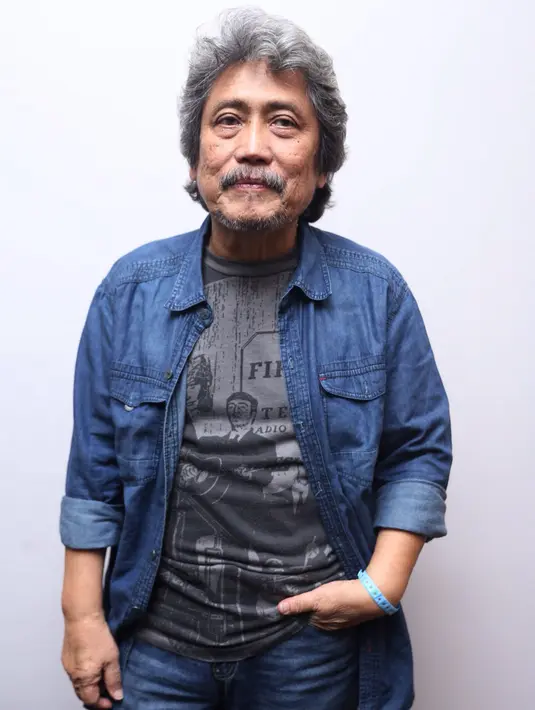 Mendengar berita itu, Sam yang terbaring sakit hanya tersenyum. Ia berujar bahwa umurnya akan panjang. (Andy Masela/Bintang.com)