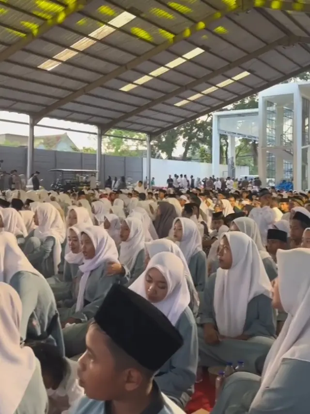 Potret Umi Pipik Hadiri Acara Bukber Bareng Anak Yatim, Abidzar dan Bilal Bak Bodyguard