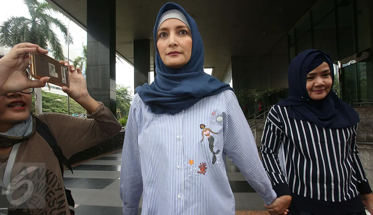 Aktris Inneke Koesherawati ditemani seorang kerabatnya usai mendatangi Gedung KPK, Jakarta, Kamis (29/12). Inneke Koesherawati datang untuk meminta izin menjenguk suaminya, Fahmi Darmawansyah yang ditahan di Rutan Guntur. (Liputan6.com/Helmi Afandi)