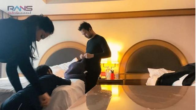 Setelah memandikan Rafathar, Nagita memakaikan baju untuk putranya itu.