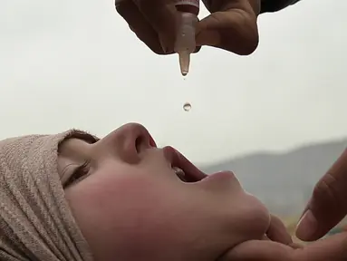 Seorang anak diberikan vaksin polio di Kabul, Afghanistan, Senin (28/2). Polio masih banyak dijumpai di tiga negara yaitu Afghanistan, Nigeria dan Pakistan. (AFP PHOTO / SHAH Marai)