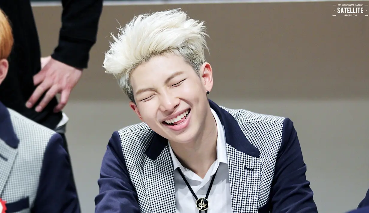Selain pandai membuat lagu, RM BTS juga termasuk idol yang punya gigi sempurna. (Foto: kpopline.com)