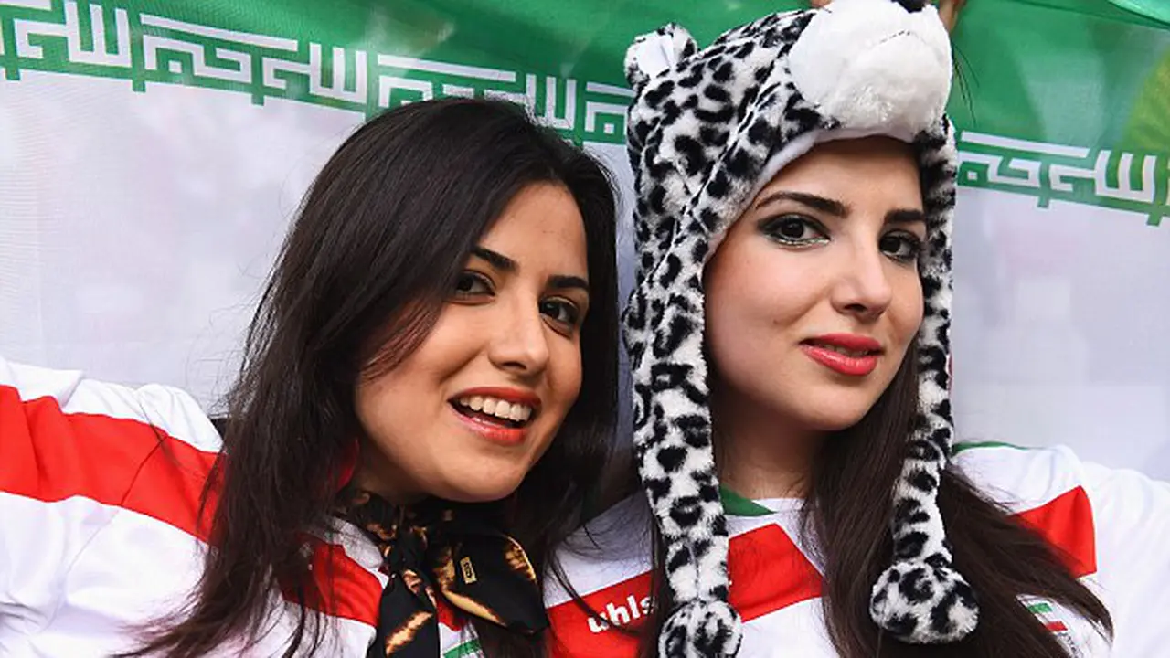 Ketika Fans Wanita Iran Langgar Aturan Adat Umbar Aurat di Stadion
