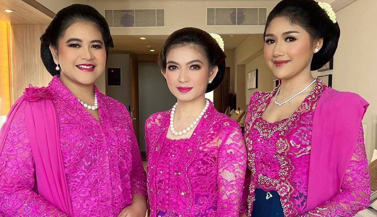 Sudah resmi menjadi bagian dari keluarga Jokowi, belum lama ini Erina Gudono terlihat menghadiri acara kondangan adik bungsu Iriana Jokowi. Erina Gudono bersama Kahiyang Ayu dan Selvi Ananda tampil kompak dengan mengenakan kebaya warna pink. (Liputan6.com/IG/@malvava)