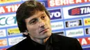 Ekspresi pelatih baru Inter Milan asal Brasil, Leonardo, di sesi konferesni pers pertamanya di markas besar Nerazzurri di Milan, 29 Desember 2010. AFP PHOTO / GIUSEPPE ARESU 