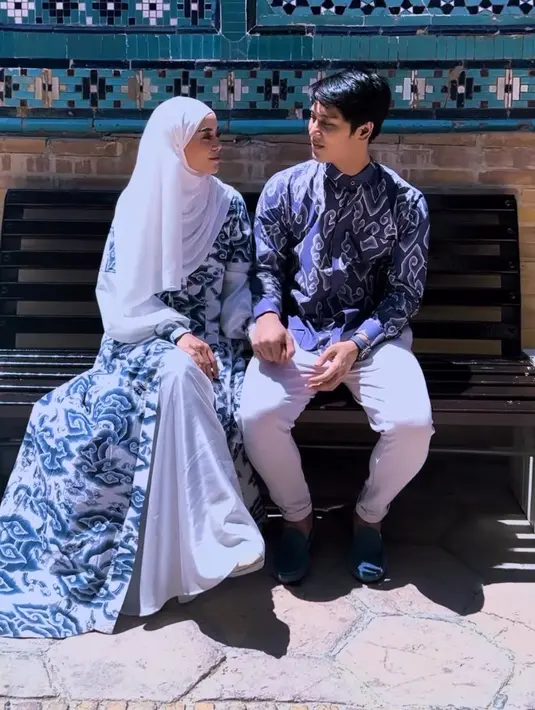Lesti Kejora mengenakan outer panjang batik yang serasi dengan kemeja batik sang suami, Rizky Billar. [@lestikejora]