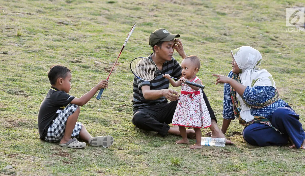 Keluarga bermain sambil menunggu berbuka puasa di RPTRA Kalijodo, Jakarta, Selasa (6/6). Sejumlah warga menikmati waktu ngabuburit dengan mengunjungi RPTRA Kalijodo. (Liputan6.com/Yoppy Renato)