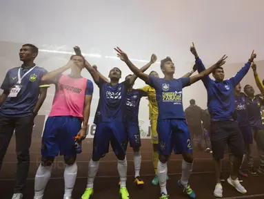 Para pemain PSIS merayakan kemenangan atas Martapura FC pada laga perebutan tempat ketiga Liga 2 di Stadion GBLA, Bandung, Selasa (28/11/2017). PSIS menang 6-4 atas Martapura FC. (Bola.com/Vitalis Yogi Trisna)